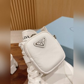 Prada Самые популярные сумки ботинки в Интернете представлены зде