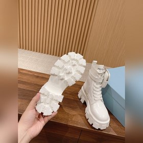 Prada Самые популярные сумки ботинки в Интернете представлены зде