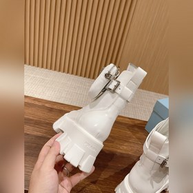 Prada Самые популярные сумки ботинки в Интернете представлены зде