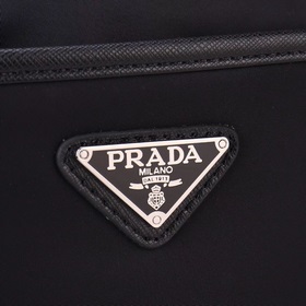 PRADA - официальный сайт сумок через плечо. Используется оригинал