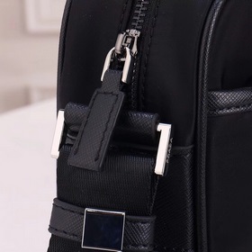 PRADA - официальный сайт сумок через плечо. Используется оригинал