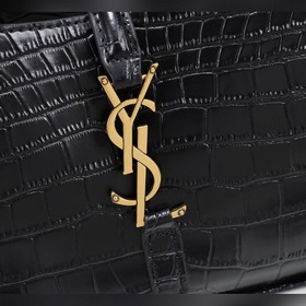 В этом году подмышечные сумки Y-brand стали чрезвычайно популярны