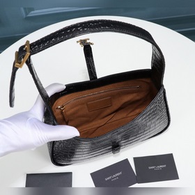 В этом году подмышечные сумки Y-brand стали чрезвычайно популярны