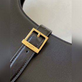 Сумка Hobo bag через плечо от la Типичный стиль минимализма, кото