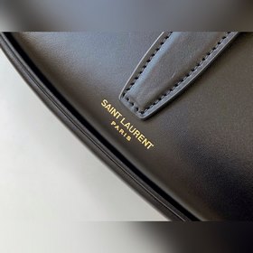 Сумка Hobo bag через плечо от la Типичный стиль минимализма, кото