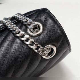 Классическая сумка SAINT LAURENT MONOGRAMME с шариковым узором из