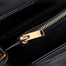 Классическая легенда Saint Laurent сочетает в себе модный стиль и