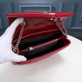 Классическая легенда Saint Laurent сочетает в себе модный стиль и