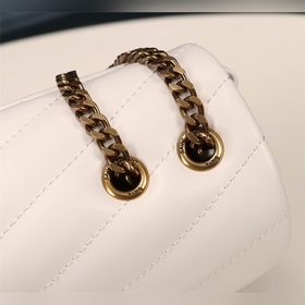 Классическая легенда Saint Laurent сочетает в себе модный стиль и