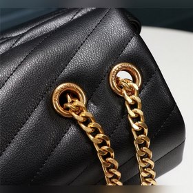 Классическая легенда Saint Laurent сочетает в себе модный стиль и