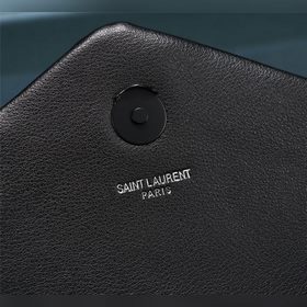 Классическая легенда Saint Laurent сочетает в себе модный стиль и
