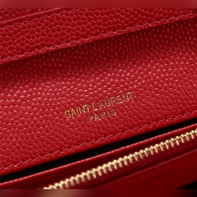 YSL суперпрактичная маленькая сумка из телячьей кожи цвета «икры»