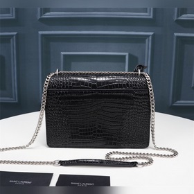 Аллигаторский узор YSL Saint Laurent выпустил популярную модель с