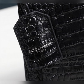 Аллигаторский узор YSL Saint Laurent выпустил популярную модель с