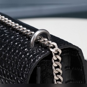 Аллигаторский узор YSL Saint Laurent выпустил популярную модель с