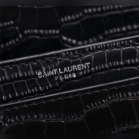 Аллигаторский узор YSL Saint Laurent выпустил популярную модель с