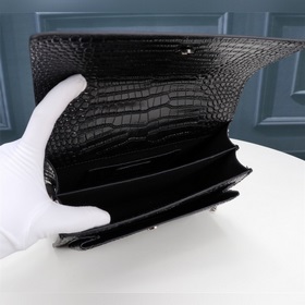 Аллигаторский узор YSL Saint Laurent выпустил популярную модель с