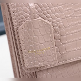Аллигаторский узор YSL Saint Laurent выпустил популярную модель с