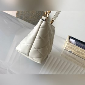 Новая модель сумки-пельмениз овечьей кожи от YSL 2024 Сумка через