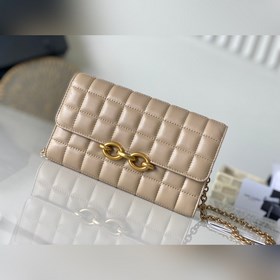 Новая модель сумки через плечо с цепочкой от Y изготовлена из мел