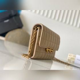 Новая модель сумки через плечо с цепочкой от Y изготовлена из мел