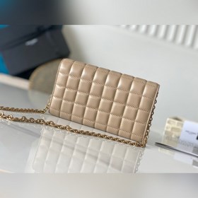 Новая модель сумки через плечо с цепочкой от Y изготовлена из мел