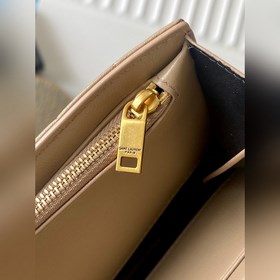 Новая модель сумки через плечо с цепочкой от Y изготовлена из мел