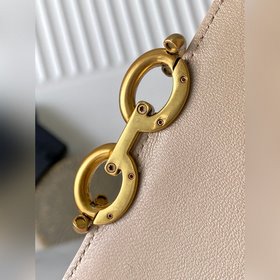 Новая модель сумки через плечо с цепочкой от Y изготовлена из мел
