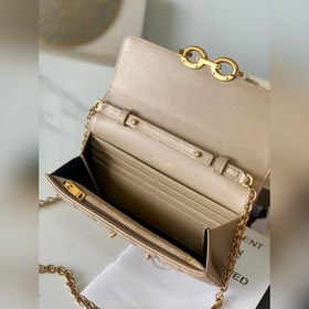 Новая модель сумки через плечо с цепочкой от Y изготовлена из мел