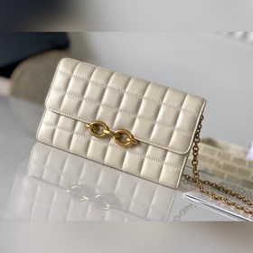 Новая модель сумки через плечо с цепочкой от Y изготовлена из кож