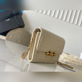 Новая модель сумки через плечо с цепочкой от Y изготовлена из кож