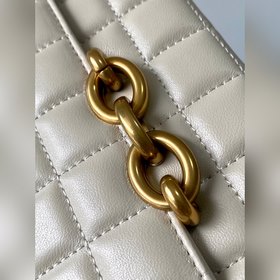 Новая модель сумки через плечо с цепочкой от Y изготовлена из кож