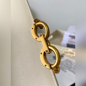 Новая модель сумки через плечо с цепочкой от Y изготовлена из кож