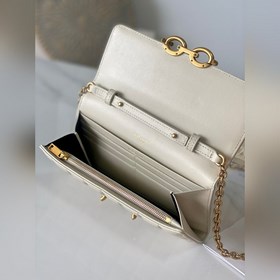 Новая модель сумки через плечо с цепочкой от Y изготовлена из кож