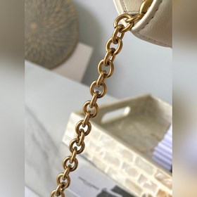 Новая модель сумки через плечо с цепочкой от Y изготовлена из кож