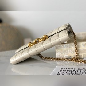 Новая модель сумки через плечо с цепочкой от Y изготовлена из кож