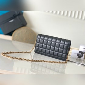 Новая модель сумки через плечо с цепочкой от Y изготовлена из мел
