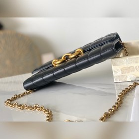 Новая модель сумки через плечо с цепочкой от Y изготовлена из мел