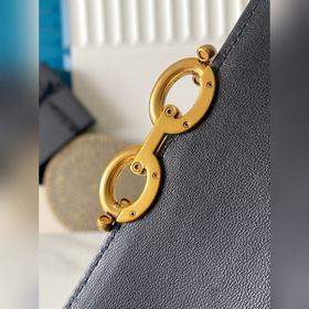 Новая модель сумки через плечо с цепочкой от Y изготовлена из мел