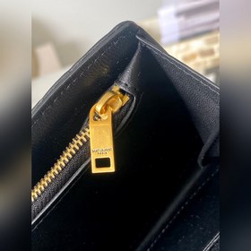Новая модель сумки через плечо с цепочкой от Y изготовлена из мел