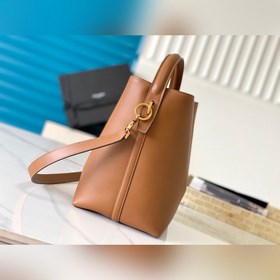 Новая модель из серии LE 5A7 — очень стильная сумка-бакет с ручко