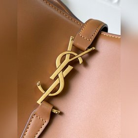 Новая модель из серии LE 5A7 — очень стильная сумка-бакет с ручко