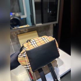 Каждый сезон Burberry выпускает одну популярную модель, чтобы пов