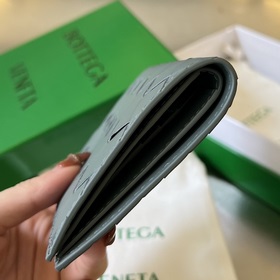 Двухслойный вертикальный кошелек 742143 может использоваться как 