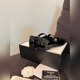 CHANEL 23K Mary Jane туфли-балетки в черно-белом цвете – классика