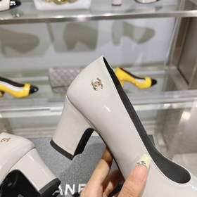 CHANEL Однотонные туфли на толстом каблуке с металлической застеж