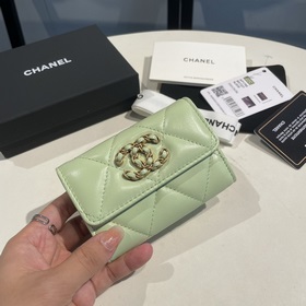 Обновленная версия Ohanel в новых цветах с новым чехлом для карт.