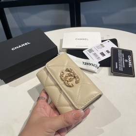 Обновленная версия Ohanel в новых цветах с новым чехлом для карт.