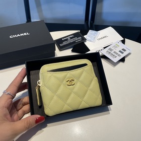 Обновленная версия классической кожаной сумочки Chanel с карманам