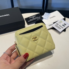 Обновленная версия классической кожаной сумочки Chanel с карманам